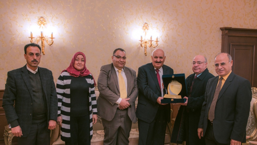 رئيس جامعة بدر المصرية يكرم رئيس مجلس إدارة شركة الزرقاء للتعليم والاستثمار